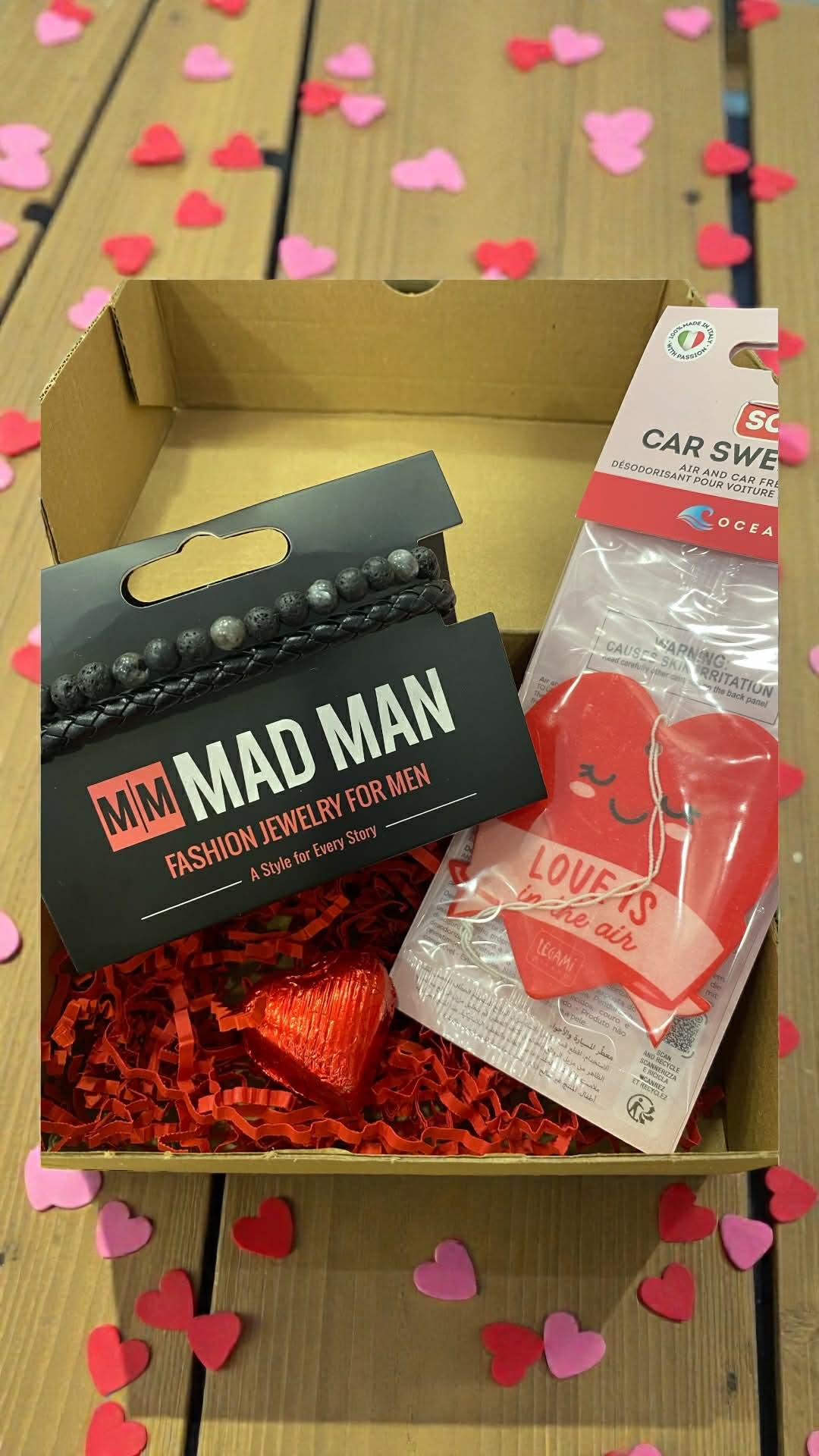 Giftbox με ανδρικό βραχιόλι, αρωματικό αυτοκινητου και σοκολατακι